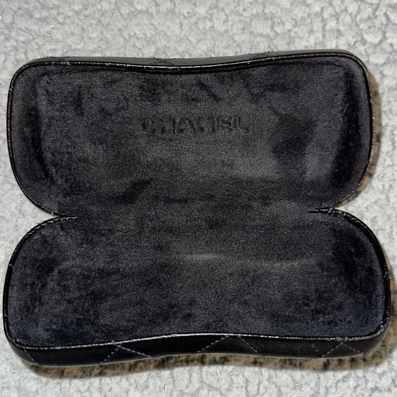 Authentic CHANEL quilted sunglasses case & dust cloth main image 6